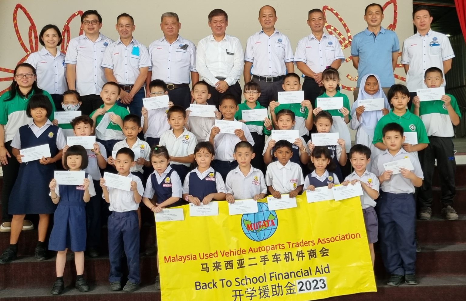马二手车机件商会 安顺7小学发援助金  (安顺1日讯）马来西亚二手车机件商会到安顺，
